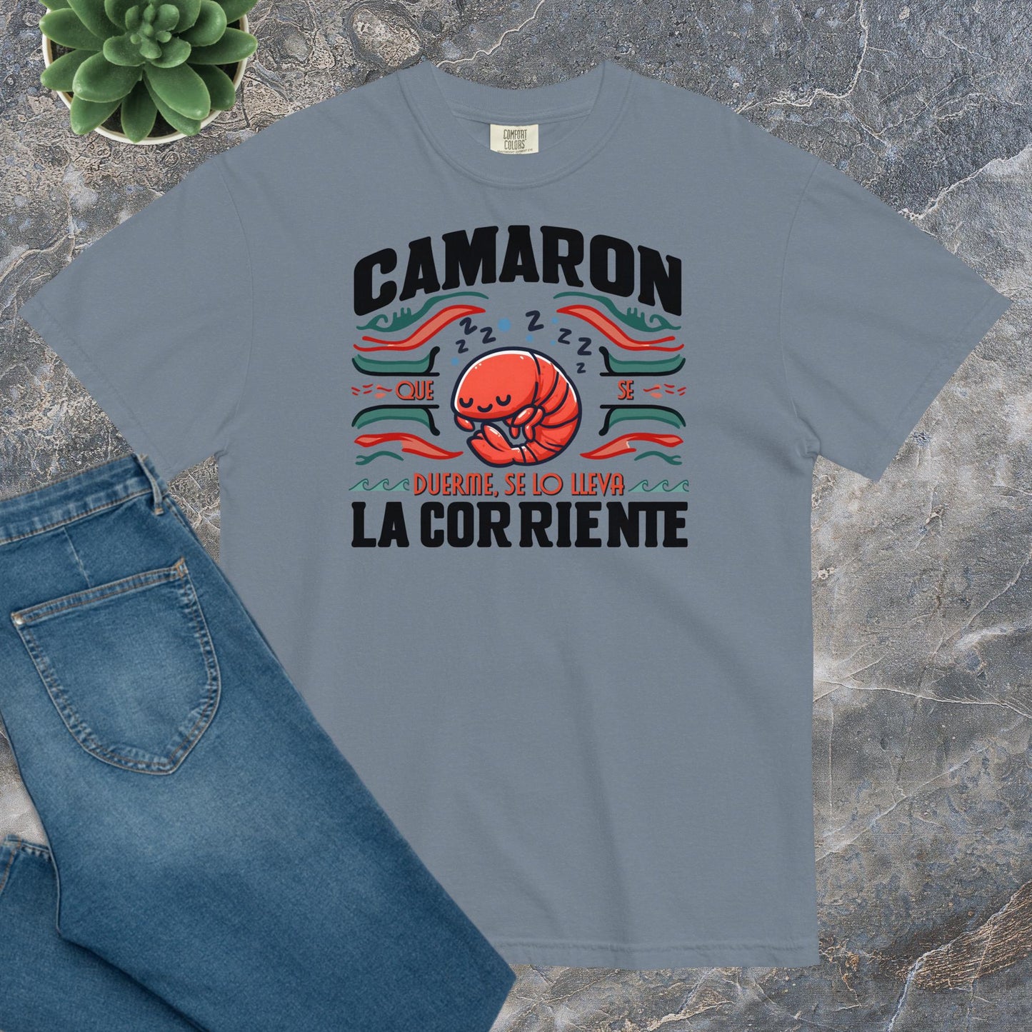 Camiseta Confort Unisex A - Camarón que se duerme se lo lleva la corriente