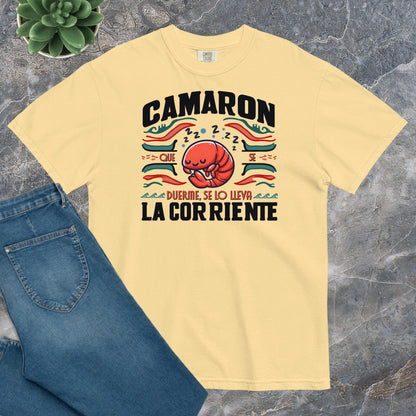 Camiseta Confort Unisex A - Camarón que se duerme se lo lleva la corriente