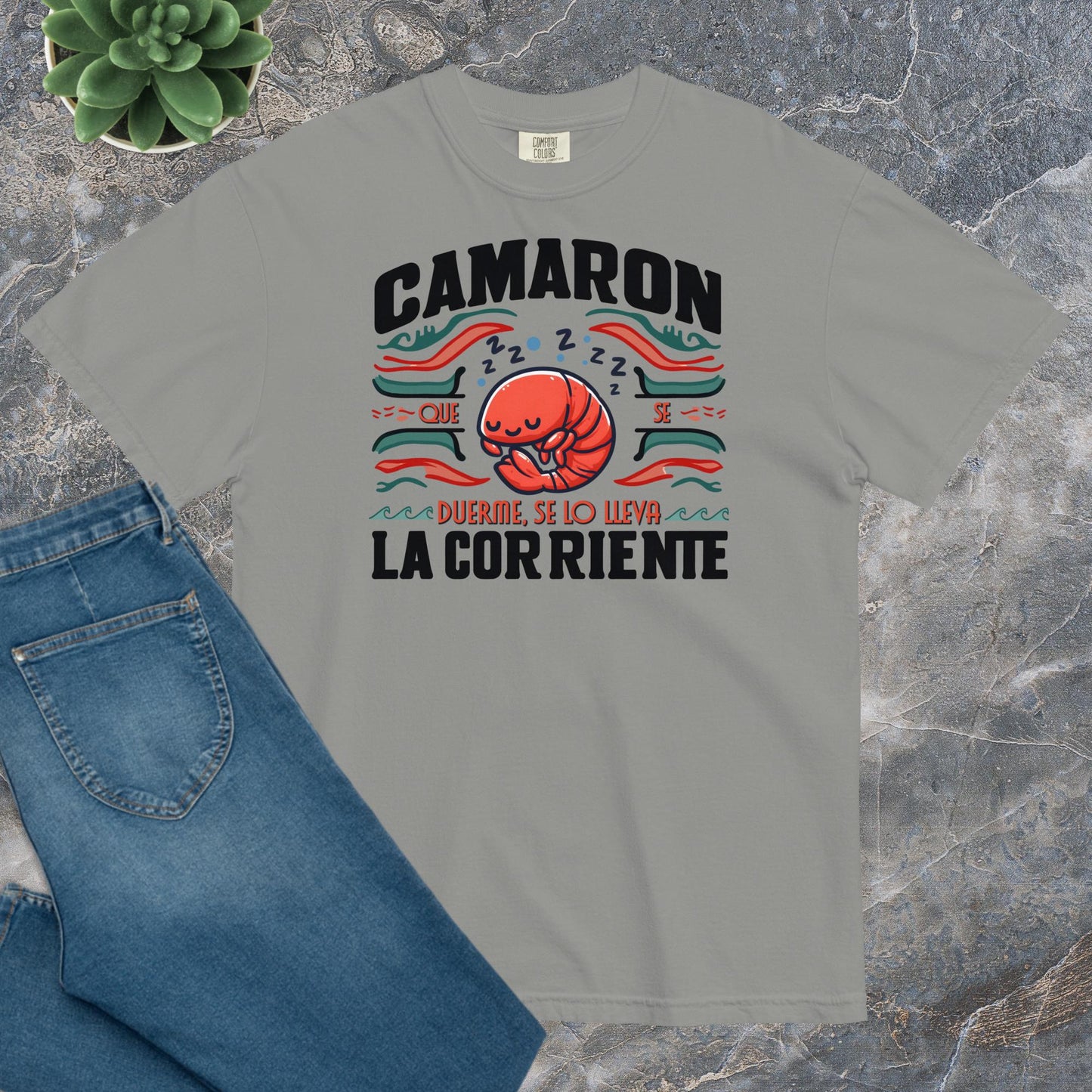 Camiseta Confort Unisex A - Camarón que se duerme se lo lleva la corriente