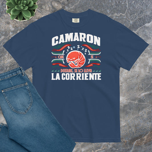 Camiseta Confort Unisex B - Camarón que se duerme se lo lleva la corriente