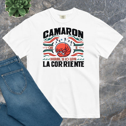 Camiseta Confort Unisex A - Camarón que se duerme se lo lleva la corriente